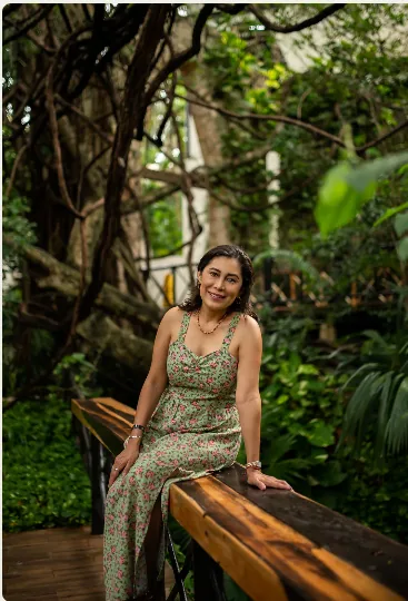 Addy Escamilla en un jardín tropical