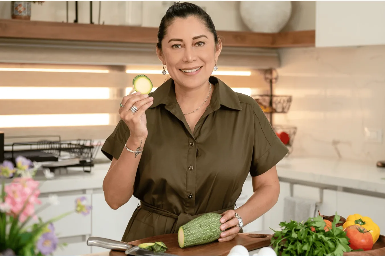 Addy Escamilla en su cocina con verduras frescas