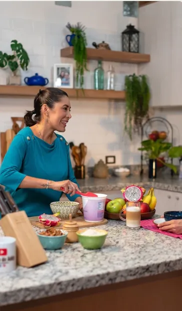 Addy grabando una receta en su cocina